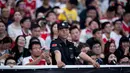 Sejumlah suporter menyaksikan latihan Arsenal di Shanghai, Selasa (18/7/2017). Arsenal akan menghadapi Bayern Munchen pada laga International Champions Cup. (AFP/Johannes Eisele)