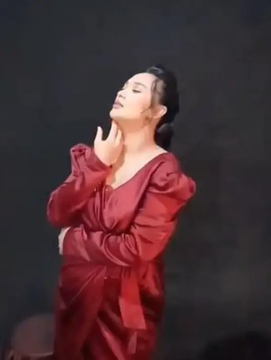 Tengah hamil anak pertama, ini gaya Zaskia Gotik saat pemotretan. (Sumber: Instagram/@zaskia_gotix)