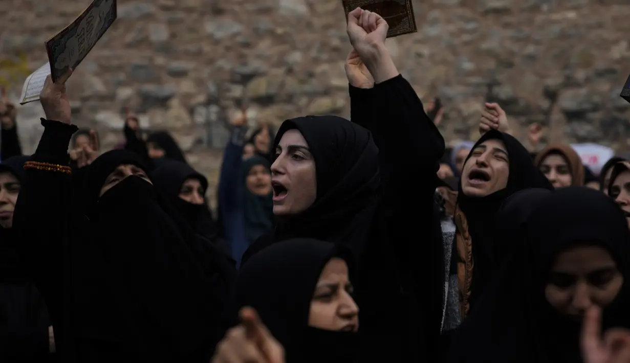 Wanita meneriakkan slogan-slogan saat protes di luar konsulat Swedia di Istanbul, Turki, Minggu (22/1/2023). Sekitar dua ratus warga di Istanbul turut berunjuk rasa di depan konsulat pemerintahan Swedia. (AP/Khalil Hamra)