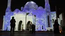 Masjid Al-Noor diterangi lampu warna-warni selama festival cahaya Sharjah di Uni Emirat Arab pada 13 Februari 2019. Festival cahaya tahunan ini menggunakan teknik pencahayaan dan teknologi 3D serta berlatar musik. (KARIM SAHIB/AFP)