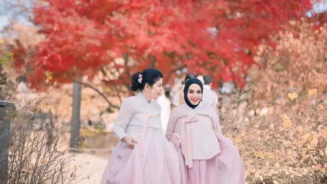 Potret Cantik Mami Rieta Amilia dan Desiree Tarigan Pakai Handbok di Korea, Bestie Awet Muda. (instagram/mamitoko, instagram/rieta_amilia)