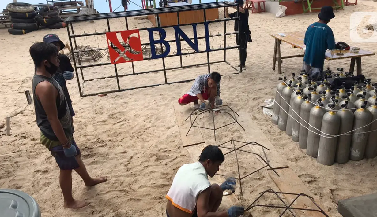 Pegawai BNI dan Tim Seasoldier Sulut mempersiapkan bibit terumbu karang untuk ditanam di Perairan Pantai Pulisan, Minahasa Utara, Sulawesi Utara, Rabu (23/06/2021). BNI menanam 1.946 bibit terumbu karang yang merupakan rangkaian perayaan HUT ke - 75 pada 5 Juli 2021. (Liputan6.com/HO/BNI)