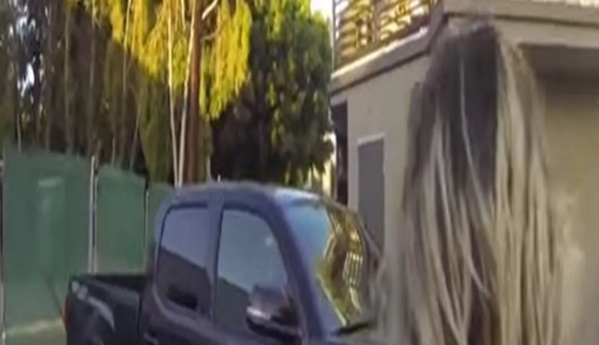 Kejadian tersebut berawal dari tingkah laku paparazi yang amat menganggu. Dilansir dari Aceshowbiz (16/07/16), Selena dan Lea Michelle baru saja keluar dari salon Nine Zero, AS. (Dailymail/Bintang.com)