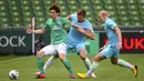 Pemain Werder Bremen, Yuya Osako, berebut bola dengan pemain Wolfsburg, Marin Pongracic, pada laga Bundesliga di Weserstadion Minggu (7/6/2020). Werder Bremen takluk 0-1 dari Wolfsburg. (AFP/Patrik Stollarz)