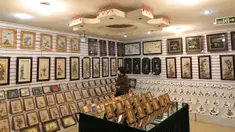 Seniman lukisan dari batu Sheng Aiping menata karya seninya di Jiayuguan, Provinsi Gansu, China barat laut (2/4/2020). Lukisan dari batu adalah keterampilan seni kuno yang dibuat dengan menggunakan batu dan pasir dari gurun. (Xinhua/Du Zheyu)