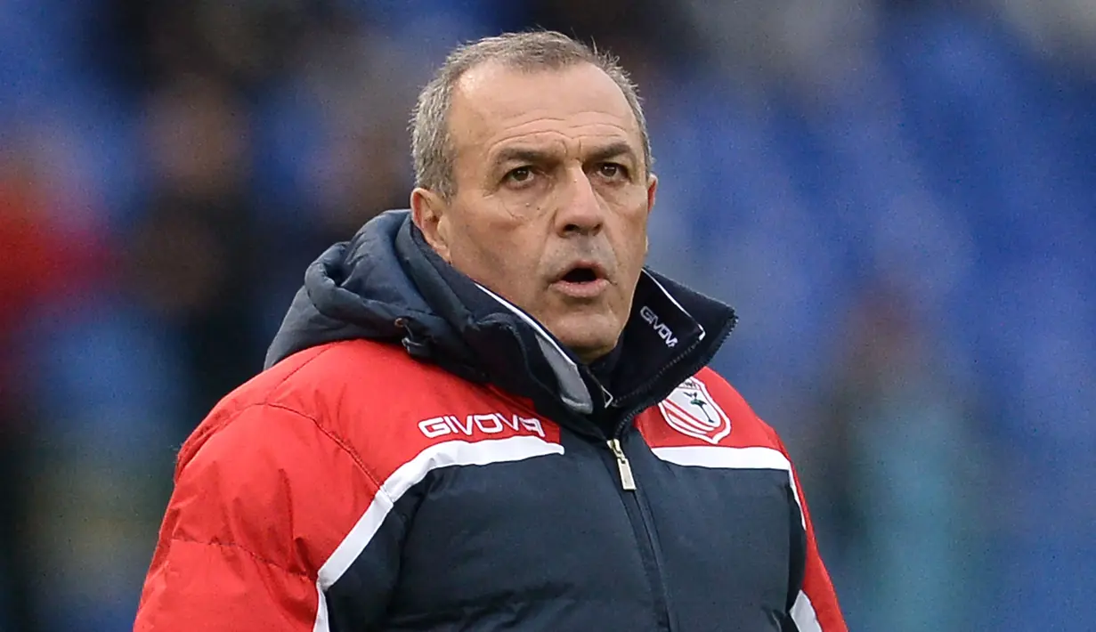 Fabrizio Castori. Pelatih asal Italia berusia 67 tahun ini menjalani periode ketiganya sejak musim 2020/2021 bersama Salernitana yang musim ini promosi ke Serie A. Sejak debut kepelatihannya pada Juli 1991, beberapa klub yang pernah ditanganinya hanya berstatus semenjana. (AFP/Tiziana Fabi)
