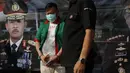 "Ditangkap Sabtu dini hari setelah beliau pulang kerja dari salah satu stasiun tv. Kami tangkap di kediaman beliau di perumahan Casa Jardin, Kedaun Kali Angke, Cengkareng," lanjutnya. (Nurwahyunan/Bintang.com)