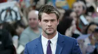 Aktor Chris Hemsworth saat menghadiri premiere film "Avengers: Age of Ultron" di Westfield shopping centre, Shepherds Bush, London, Selasa (21/4/2015). (REUTERS/Stefan Wermuth)