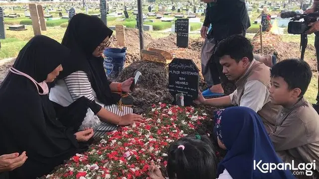 Ayahnya Meninggal, Ini 5 Potret Pilu Medina Zein Saksikan Pemakaman dari Penjara