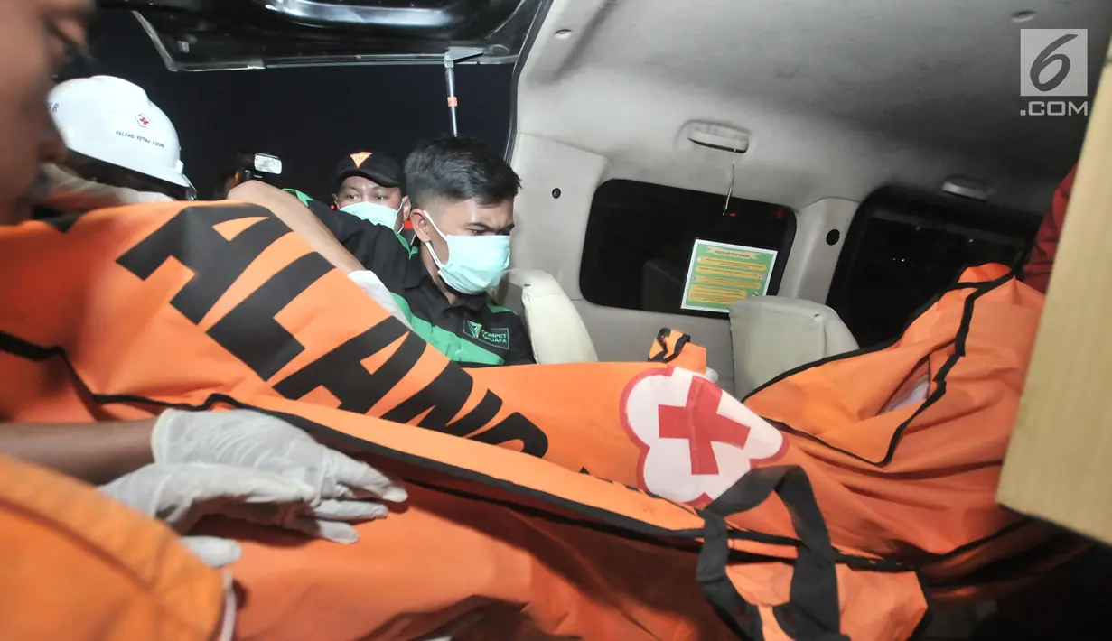 Tim medis saat memasukkan kantong berisi potongan tubuh korban jatuhnya pesawat Lion Air JT 610 ke mobil ambulans di posko evakuasi JICT 2, Tanjung Priok, Jakarta, Kamis (1/11). (Merdeka.com/Iqbal S. Nugroho)