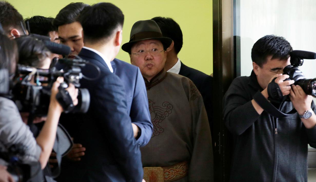 Presiden Mongolia, Tsakhiagiin Elbegdorj menunggu untuk menyumbang hak suaranya dalam pemilihan parlemen di TPS di Ulaanbaatar, Rabu (29/6). Tsakhiagiin Elbegdorj jadi pusat perhatian awak saat hadir dalam pemilihan parlemen. (REUTERS/Jason Lee)