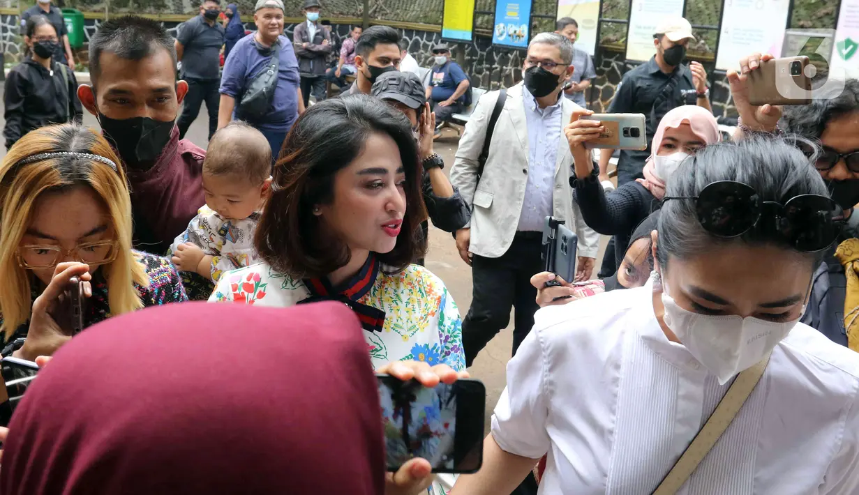 Penyanyi Dewi Perssik (tengah) saat menghadiri sidang cerai perdana di Pengadilan Agama Jakarta Selatan, Senin (4/7/2022). Sidang cerai perdana antara Dewi Perssik dan Angga Wijaya ini beragendakan mediasi. (Liputan6.com/Herman Zakharia)