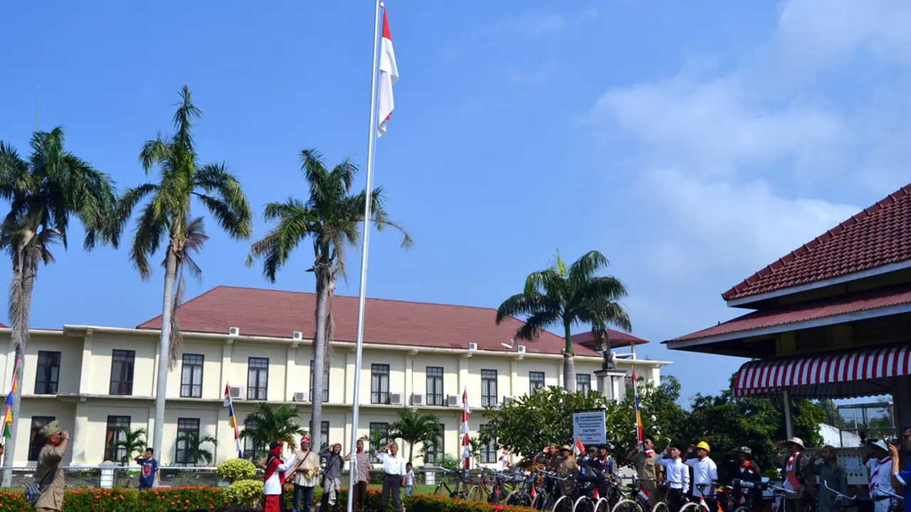 Komunitas Onthel Gelar Upacara Bendera di Rumah Bung Karno