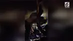 Seorang kondektur bus menggumpulkan ongkos penumpang dengan cara unik di Filipina. Ia bergelantungan di atas bus hingga dijuluki Spiderman oleh penumpang.