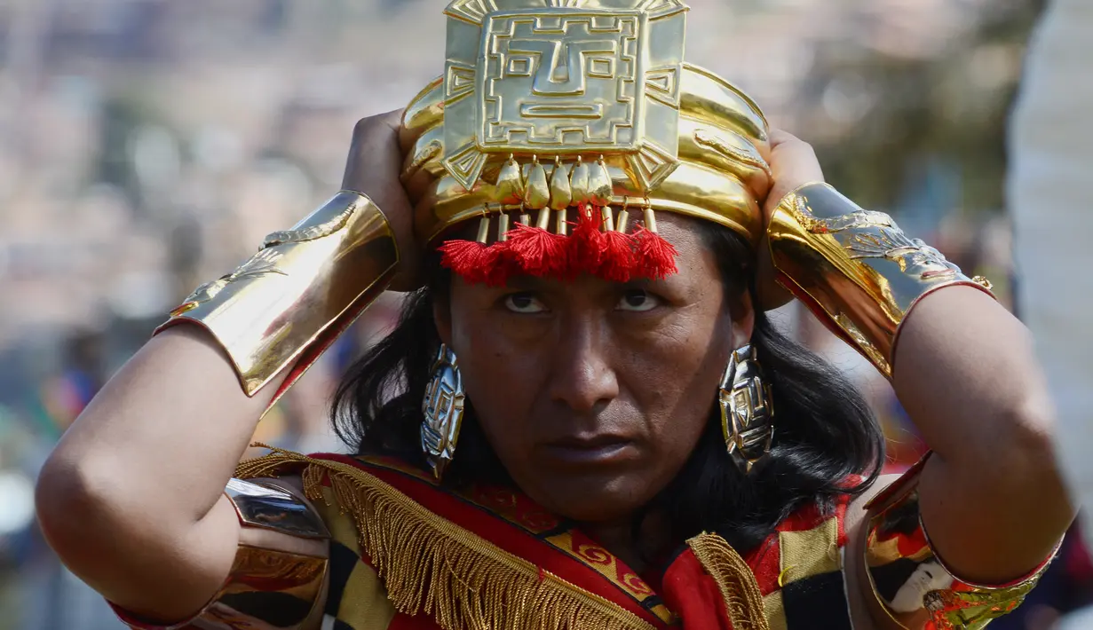 Ekspresi seniman, David Ancca saat melakukan peran sebagai Kaisar Inca dalam Festival Inti Raymi di kompleks benteng Sacsahuaman, Peru (24/6). (AFP Photo/Cris Bouronce)