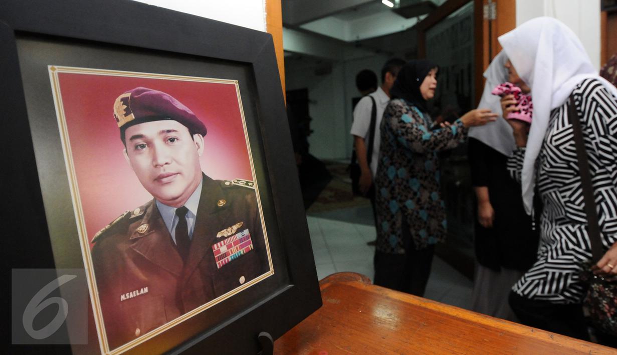 Pelayat keluar masuk aula Al Azhar Syifa Budi Kemang untuk melayat jenazah Maulwi Saelan, Jakarta, Selasa (11/10). Maulwi Saelan mantan penjaga gawang Timnas Indonesia era 50-60 dan mantan ajudan Presiden Soekarno. (Liputan6.com/Helmi Fithriansyah)