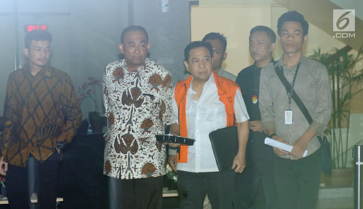 Terdakwa dugaan korupsi E-KTP, Setya Novanto (ketiga kiri) usai menjalani pemeriksaan di Gedung KPK, Jakarta, Selasa (20/2). Dia diperiksa sebagai saksi untuk tersangka Dirut PT Quadra Solution Anang Sugiana Sudihardjo. (Liputan6.com/Helmi Fithriansyah)