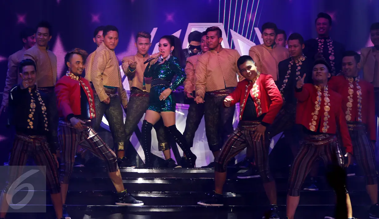 Syahrini saat  tampil di Konser Raya 21 Tahun Indosiar, Istora Senayan, Jakarta (11/1/2016). Pakaian adat khas Tanah Air memang menjadi tema ultah Indosiar ke-21. (Liputan6.com/Gempur M Surya)