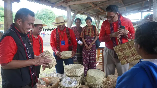 Pertamina bersama masyarakat membangun ruang kolaborasi di bibir bukit Desa Lamalera B, Lembata, Nusa Tenggara Timur, untuk pengembangan ekonomi dan pelestarian budaya masyarakat adat. (Liputan6.com)