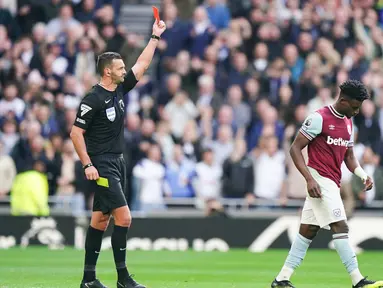 Pemain West Ham United, Mohammed Kudus, mendapat kartu merah saat melawan Tottenham Hotspur dalam laga pekan kedelapan Liga Inggris di Stadion Tottenham Hotspur, London, Sabtu (19/10/2024). (Zac Goodwin/PA via AP)