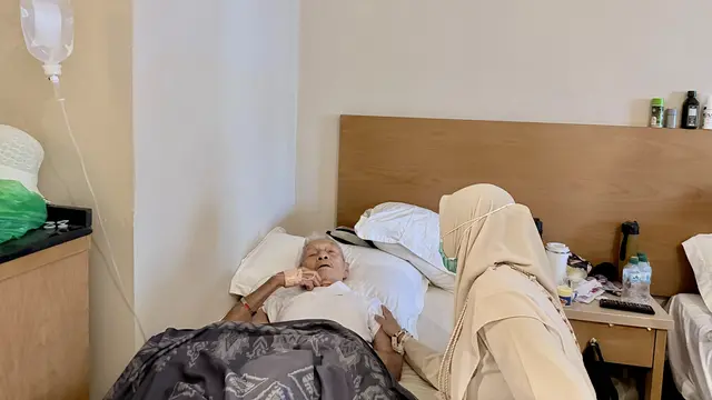 Pelaksana Lansia dan Disabilitas (Landis) melakukan pelayanan terhadap jemaah haji Indonesia.