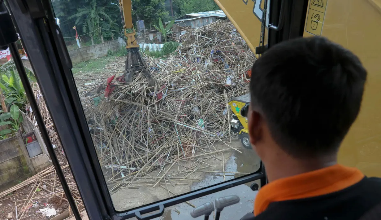 Dinas Lingkungan Hidup (DLH) DKI Jakarta membawa sampah itu ke fasilitas pengelolaan sampah TB Simatupang untuk didaur ulang. (Liputan6.com/Herman Zakharia)