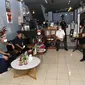 Mengawali kunjungan kerjanya di Jayapura, Wapres Ma'ruf Amin singgah di kedai Meja Kopi yang terletak di Ruko Pasifik Permai Dok II Jayapura, Provinsi Papua, Selasa (29/11/2022) (Setwapres)