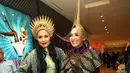 Penyanyi senior Titi DJ dan Dewi Gita turut ramaikan pameran fotografi 'Alkisah' di Grand Indonesia, Jakarta Pusat, Senin (10/8/2015). (Wimbarsana/Bintang.com)