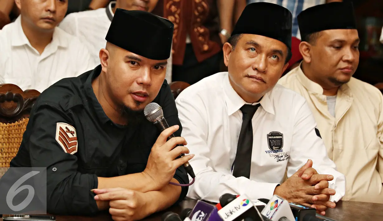 Balon Gubernur DKI Jakarta Ahmad Dhani (kiri) memberikan keterangan saat menggelar pertemuan politik di Jakarta, Jumat (4/3). Dalam pertemuan tersebut, keduanya membicarakan persiapan di Pilgub 2017 mendatang. (Lipitan6.com/Immanuel Antonius)