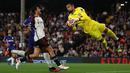 Penjaga gawang Chelsea, Robert Sanchez (kanan), berhasil mengamankan bola dari serangan pemain Fulham dalam pertandingan pekan ketujuh Liga Inggris 2023/2024 yang digelar di Craven Cottage, Selasa (3/10/2023) dini hari WIB. (AFP/Adrian Dennis)