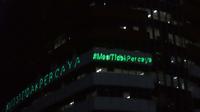 Aktivis Greenpeace menembakkan sinar laser bertuliskan Mosi Tidak Percaya ke gedung Merah Putih KPK, Jakarta, Senin (28/6/2021) malam. Aksi tersebut sebagai bentuk keprihatinan atas upaya pelemahan KPK sejak disahkannya Revisi UU KPK hingga Tes Wawasan Kebangsaan. (Liputan6.com/Helmi Fithriansyah)