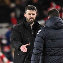 Mulai Oktober 2022, Michael Carrick menjadi pelatih selama dua setengah tahun di Middlesbrough. Tampak dalam foto, Michael Carrick (kiri) saat masih menjadi pelatih Middlesbrough bersalaman dengan Mauricio Pochettino di akhir pertandingan sepak bola leg pertama semifinal Piala Liga Inggris antara Middlesbrough dan Chelsea di Stadion Riverside di Middlesbrough, timur laut Inggris pada 9 Januari 2024. (Oli SCARFF/AFP)