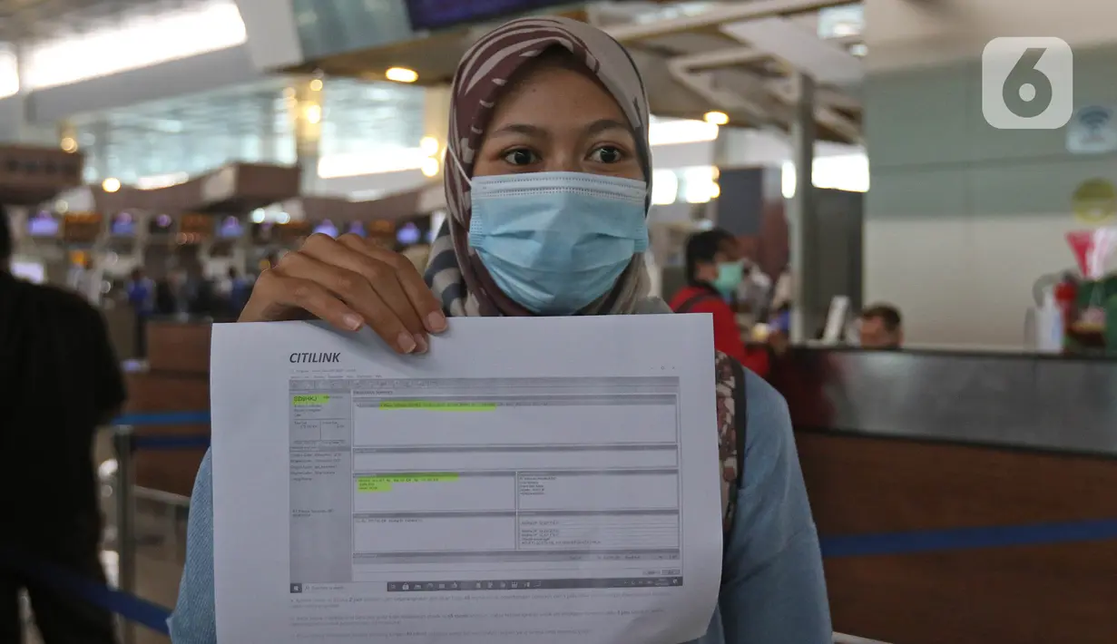 Calon penumpang menunjukkan tanda reschedule jadwal penerbangan di Terminal 3 Bandara Soekarno Hatta, Tangerang, Banten, Selasa (10/11/2020). Maskapai penerbangan Garuda Indonesia dan Citylink melakukan penyesuaian beberapa jadwal penerbangan. (Liputan6.com/Herman Zakharia)