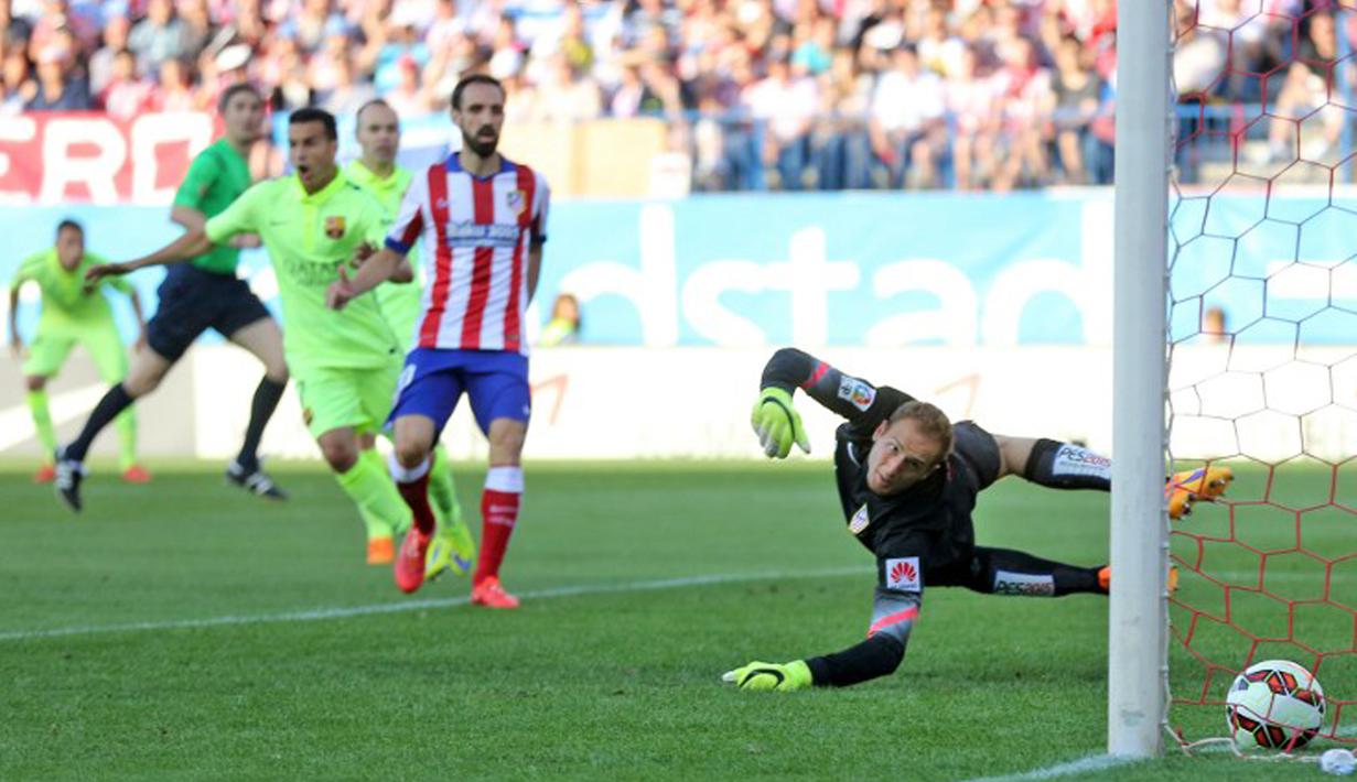 Kiper Atletico Madrid, Jan Oblak (kanan) gagal menghalau bola tendangan penyerang Barcelona, Lionel Messi pada laga Liga Spanyol di Stadion Vicente Calderon, Senin (18/5/2015). Barcelona menang 1-0 atas Atletico Madrid. (AFP PHOTO/ Cesar Manso)