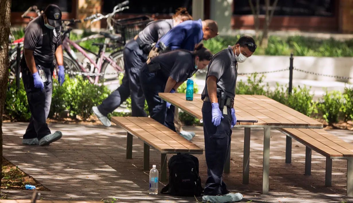 Petugas kepolisian menyelidiki lokasi setelah insiden penusukan massal di University of Texas, Austin, AS, Senin (1/5). Insiden yang menewaskan satu orang itu terjadi di dekat gymnasium kampus. (Tamir Kalifa/Austin American-Statesman via AP)