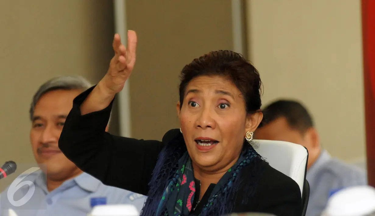 Menteri Kelautan dan Perikanan, Susi Pudjiastuti menjawab pertanyaan usai memberi keterangan di Gedung Mina Bahari IV, Jakarta, Senin (29/8). Menteri Susi memaparkan sejumlah penanganan kejahatan perikanan di Benoa, Bali. (Liputan6.com/Helmi Fithriansyah)