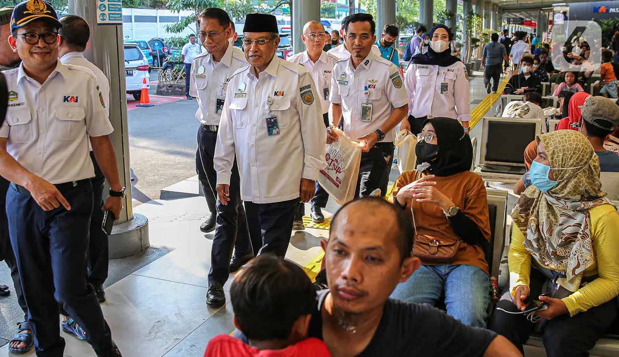 Komisaris Utama PT KAI Said Aqil Siraj (tengah) bersama Direktur Utama PT Kereta Api Indonesia (Persero) Didiek Hartantyo saat melakukan pengecekan sekaligus membagikan bingkisan kepada penumpang di Stasiun Pasar Senen. Jakarta, Senin (17/4/2023). (Liputan6.com/Faizal Fanani)