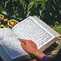 Membaca ayat suci al quran (pexels)