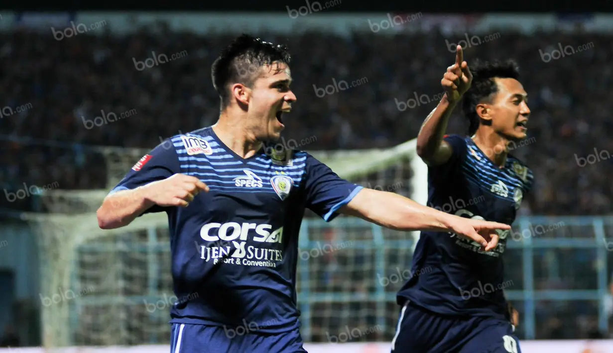 Ekspresi pemain Arema, Gustavo Giron, setelah mencetak gol ketiga ke gawang Bhayangkara Surabaya United dalam laga Torabika Soccer Championship 2016 di Stadion Kanjuruhan, Malang, Minggu (15/5/2016). (Bola.com/Iwan Setiawan)