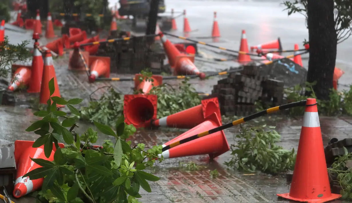 Di kota pelabuhan utama Kaohsiung, Topan Krathon menyapu dengan intensitas lebih rendah. (AP Photo/Chiang Ying-ying)