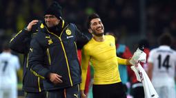 Nuri Sahin. Gelandang Turki berusia 33 tahun yang telah 1 musim menjadi manajer klub Antalyaspor setelah semusim sebelumnya menjadi pemain ini sempat ditangani Jurgen Klopp di Borussia Dormund selama 3 periode. Ia menjadi andalan Jurgen Klopp di periode pertama mulai 2008/2009 hingga 2010/2011. Ia sempat hijrah ke Real Madrid pada musim 2011/2012 dan justru tidak mendapat banyak kesempatan bermain. Ia pun kembali ke Dortmund pada 2012/2013 sebagai pnjaman dari Real Madrid. Namun meski masih ditangani Jurgen Klopp, performanya makin menurun hingga dilepas ke Werder Bremen pada 2018/2019. (AFP/Patrik Stollarz)
