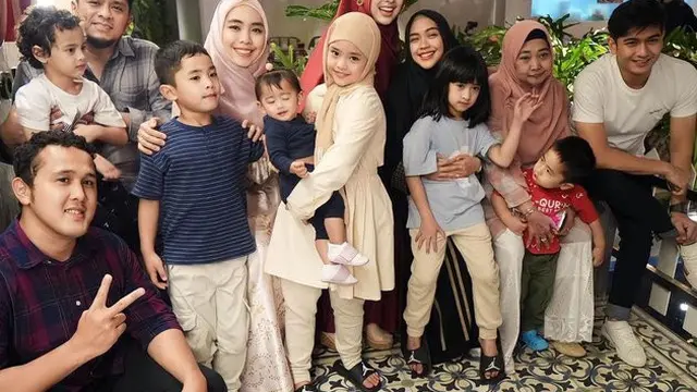 6 Potret Ria Ricis dan Teuku Ryan Buka Bersama Keluarga Besar, Tepis Isu Renggang