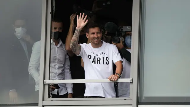 Foto: Lambaian Tangan dan Senyum Sumringah Lionel Messi Saat Tiba di Paris