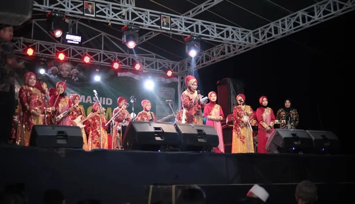 Belakangan terakhir, Nadhiroh bersama grup Nasida Ria tampil di panggung musik modern Pestapora hingga konser di Jerman. Ia mahir memainkan biola. (Liputan6.com/IG/@ansor_banser_jabung).
