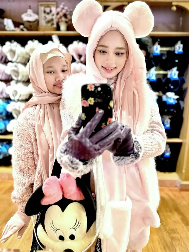 7 Potret Inara Rusli Ajak Anak Liburan di Disneyland Tokyo, Destinasi Impian (instagram/mommy_starla).