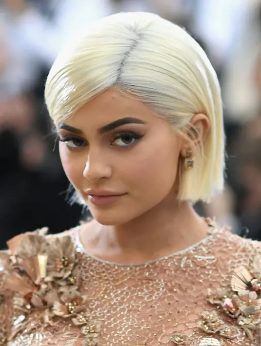 Dalam unggahannya itu, Kylie pun menyertakan keterangan foto “annual bathroom”. Namun sayangnya Kylie disebut telah melanggar peraturan dari acara tahunan yang kali ini mengangkat tema Rei Kawukubo/Comme des Garcons. (AFP/Bintang.com)