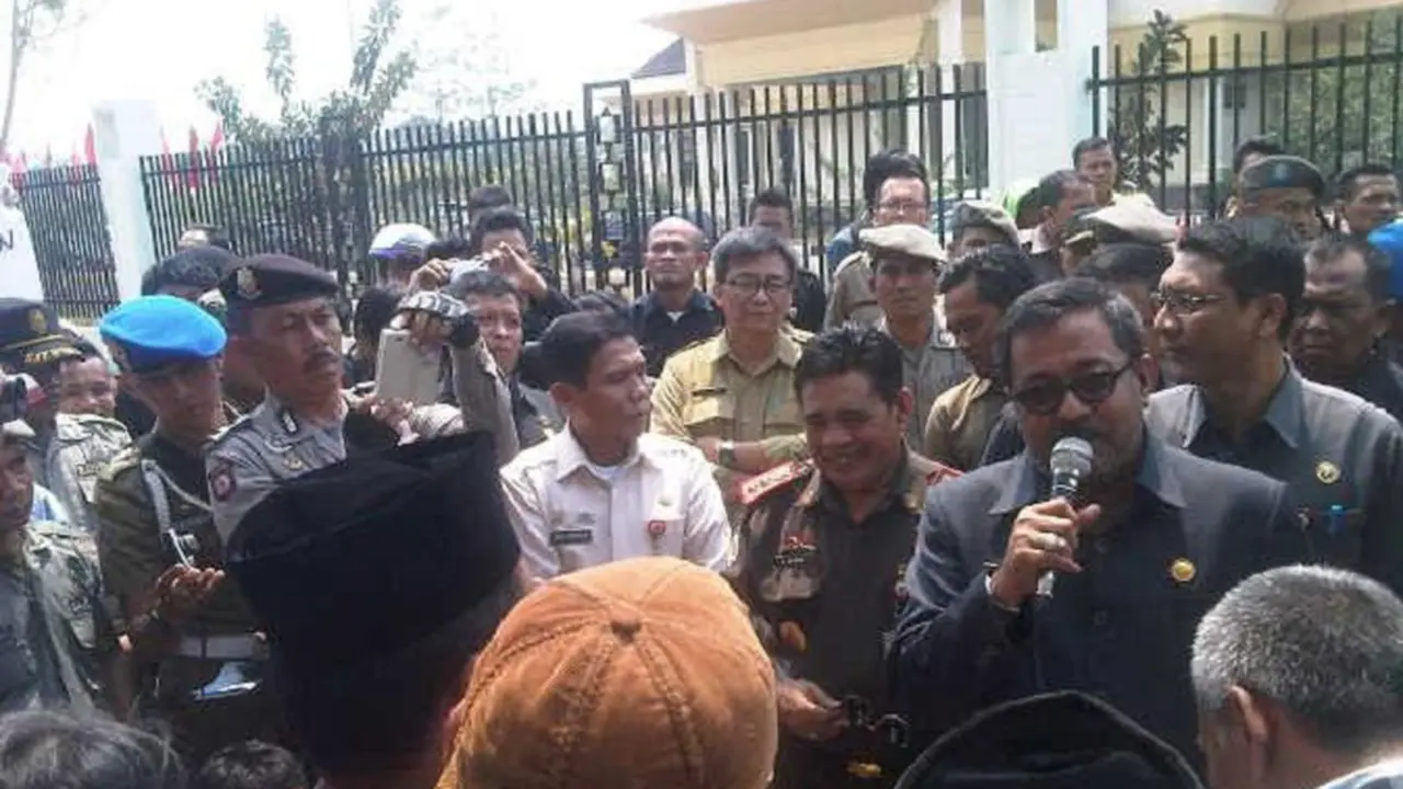 Ratusan Warga Banten Mendemo Rano Karno