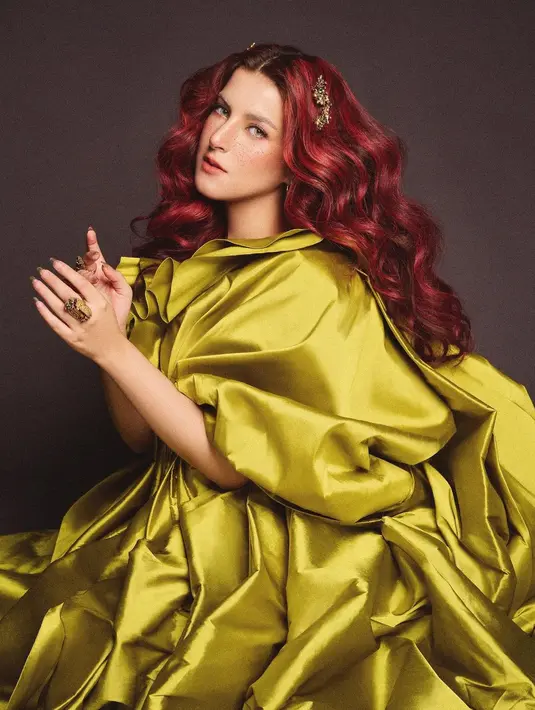 Potret Tasya Farasya berikut sempat menghebohkan. Lantaran penampilannya sungguh luar biasa dengan outfit berwarna hijau, makeup bold bak peri, dan rambut panjang merahnya yang dibiarkan tergerai, ditata bergelombang dan diberi jepitan sebagai pemanis. Foto: Instagram.