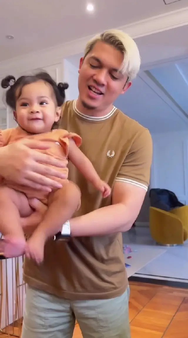 5 Potret Irwansyah momong baby Humaira dengan melantunkan ayat Alquran ini menyentuh, tuai pujian