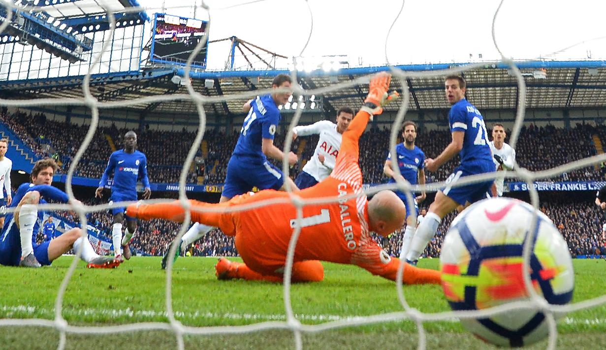 Proses terjadinya gol yang dicetak gelandang Tottenham, Dele Alli, ke gawang Chelsea pada laga Premier League di Stadion Stamford Bridge, London, Minggu (1/4/2018). Chelsea kalah 1-3 dari Tottenham. (AFP/Glyn Kirk)